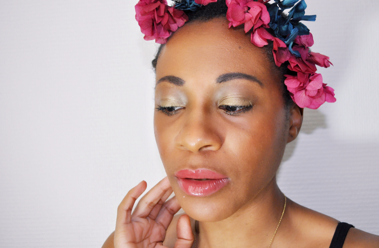 Maquillage : Parfois, il suffit de quelques fleurs dans les cheveux (et d&rsquo;un bon fond de teint !)