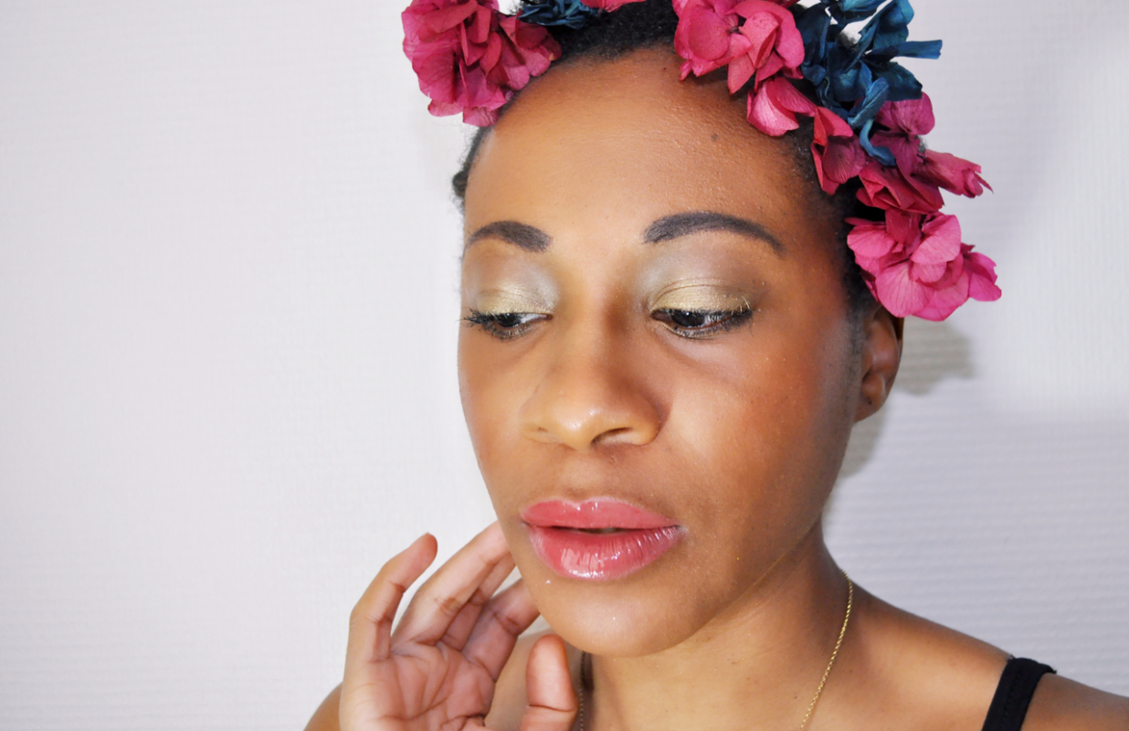 Maquillage : Parfois, il suffit de quelques fleurs dans les cheveux (et d’un bon fond de teint !)