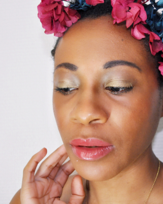 Maquillage : Parfois, il suffit de quelques fleurs dans les cheveux (et d’un bon fond de teint !)