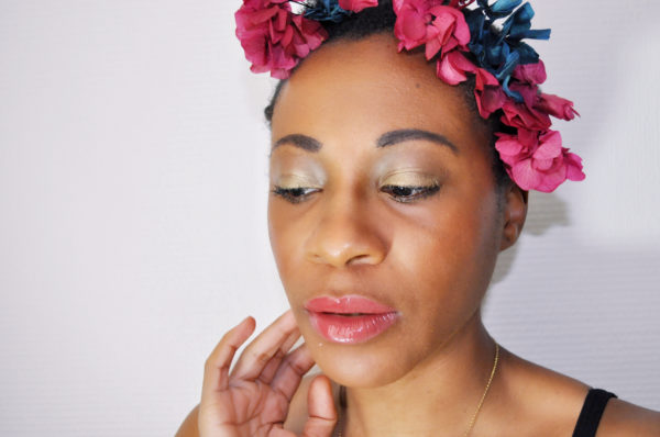 Maquillage : Parfois, il suffit de quelques fleurs dans les cheveux (et d’un bon fond de teint !)