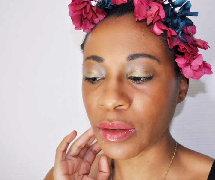 Maquillage : Parfois, il suffit de quelques fleurs dans les cheveux (et d’un bon fond de teint !)