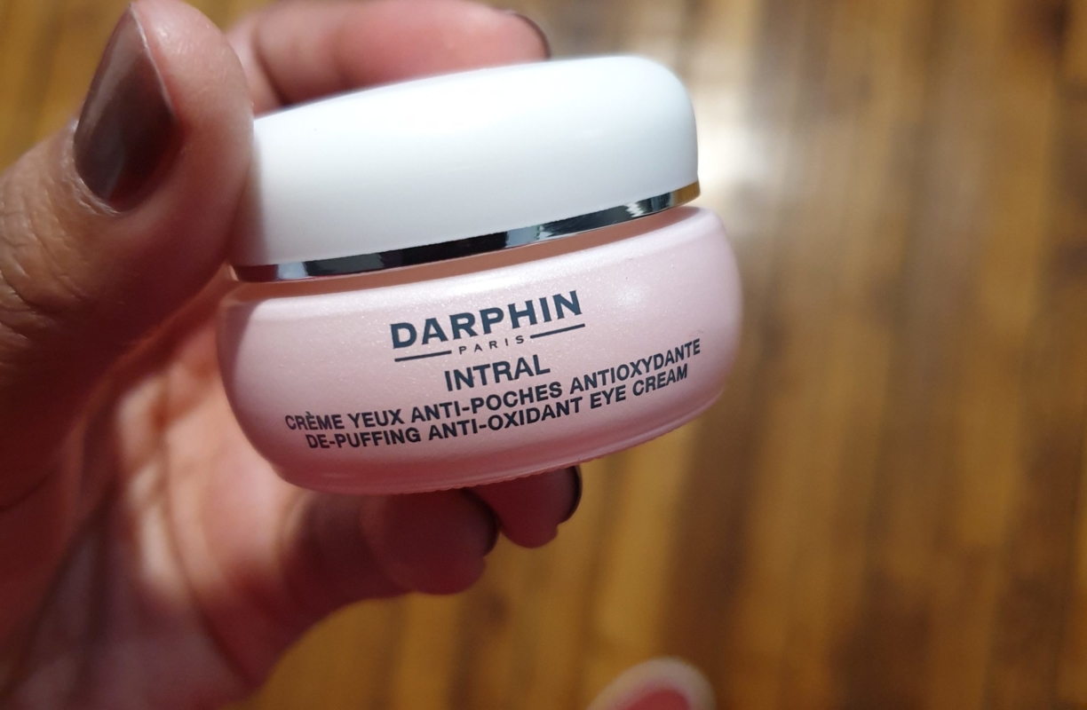 Vous recherchez une crème anti-poches ? Testez la crème Yeux Intral de Darphin