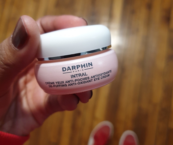 Vous recherchez une crème anti-poches ? Testez la crème Yeux Intral de Darphin