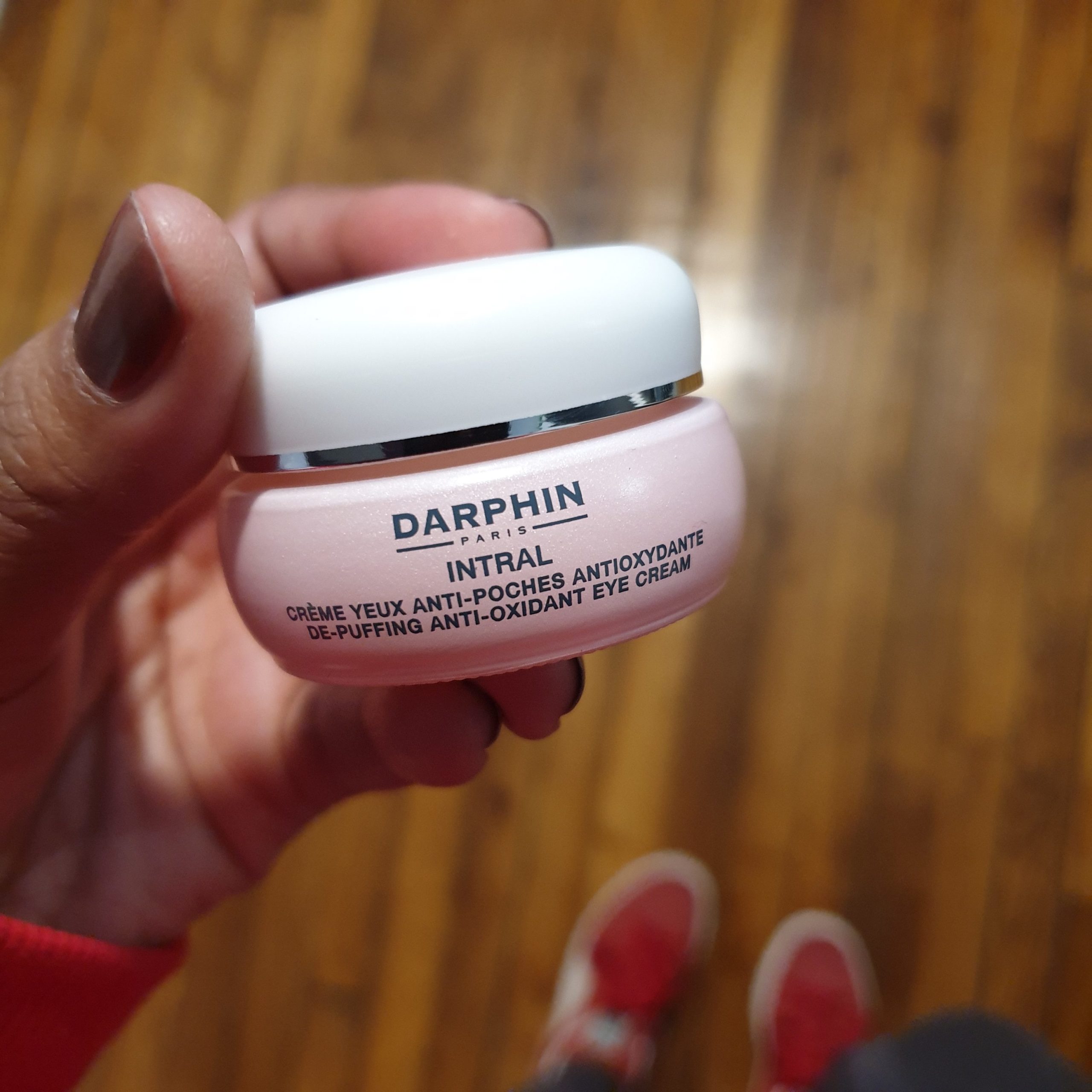 Vous recherchez une crème anti-poches ? Testez la crème Yeux Intral de Darphin