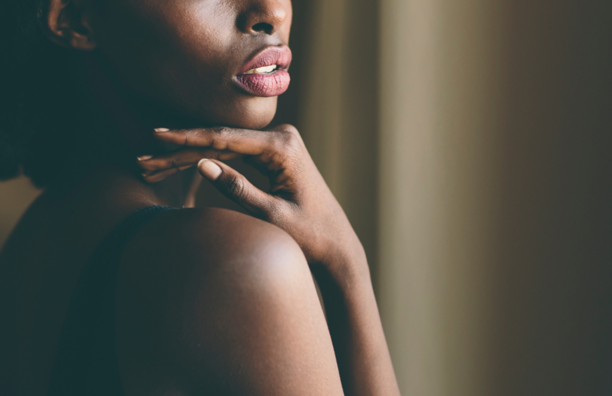 Peaux noires et métissées : Oui, il faut protéger sa peau avec un soin solaire SPF