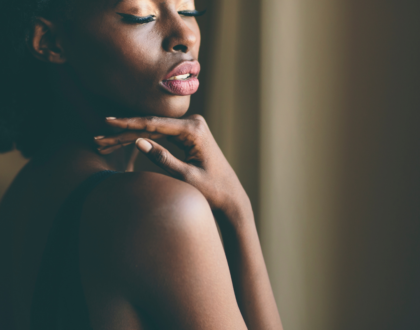 Peaux noires et métissées : Oui, il faut protéger sa peau avec un soin solaire SPF