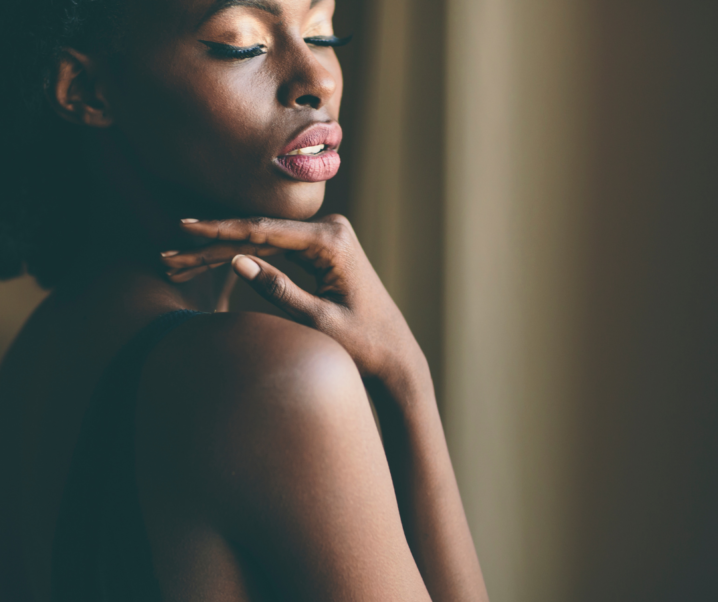 Peaux noires et métissées : Oui, il faut protéger sa peau avec un soin solaire SPF